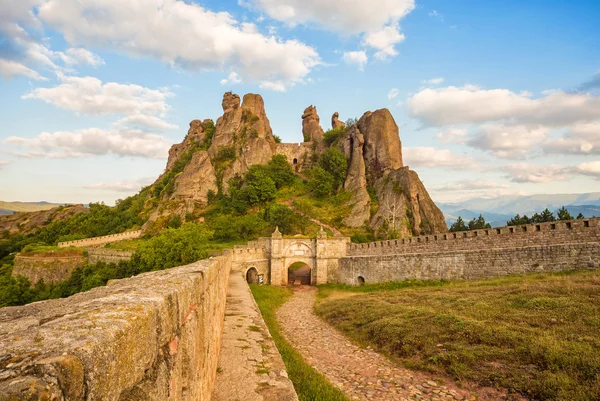 Belogradchik pevnost vstup a skály — Stock fotografie