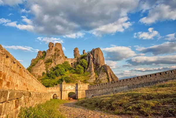 Entrada da fortaleza de Belogradchik e as rochas — Fotografia de Stock