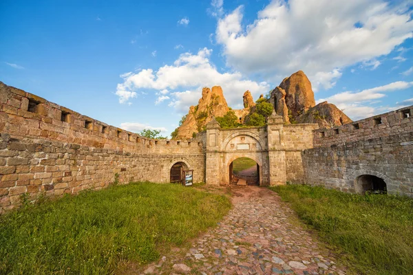 Ingresso fortezza Belogradchik e le rocce — Foto Stock