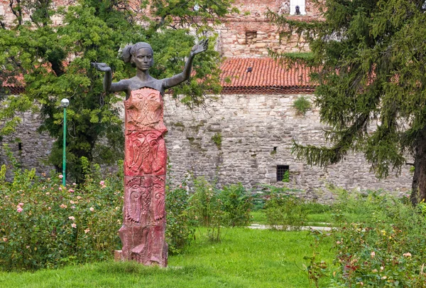 Piękny pomnik młoda kobieta — Zdjęcie stockowe