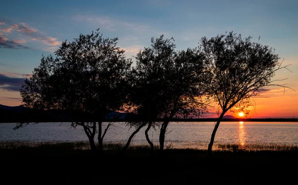 Coucher de soleil sur un lac — Photo