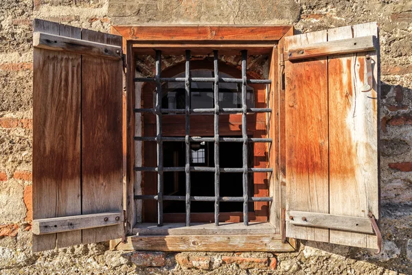 Fenster an alter Kirchenmauer — Stockfoto