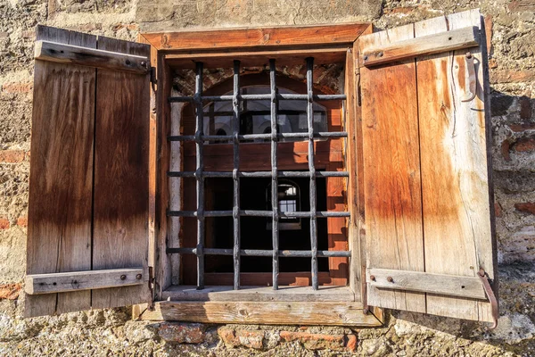 Fenster an alter Kirchenmauer — Stockfoto