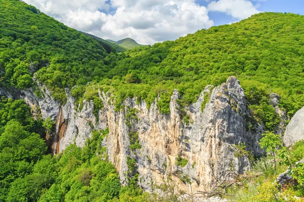 Schöner Wasserfall im Vratsa Balkan-Gebirge — Stockfoto