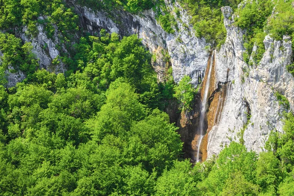 Красивый водопад в горах Врацы — стоковое фото