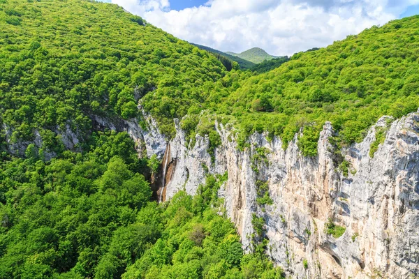 Güzel şelale Vratsa koca Balkan Dağları