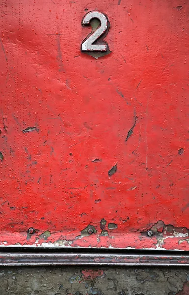 Röd målad metall med rostfläckar och vattendroppar — Stockfoto