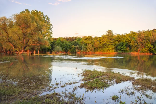 Coucher de soleil sur la rivière Ogosta, Bulgarie — Photo