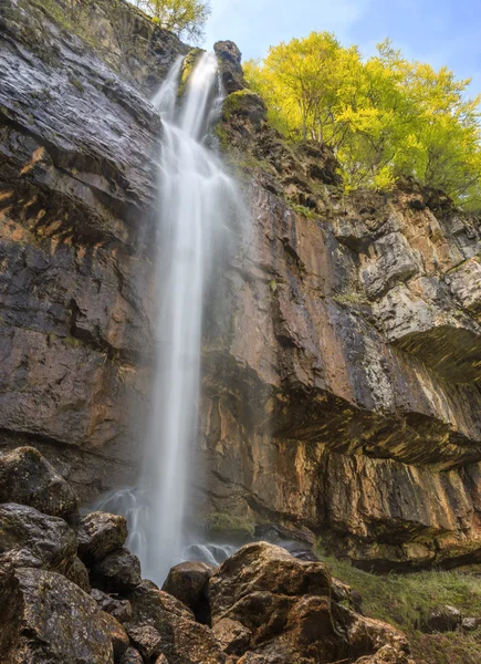 Водопад Пайн Стоун (Боров Камак) в Балканских горах, Болгария — стоковое фото