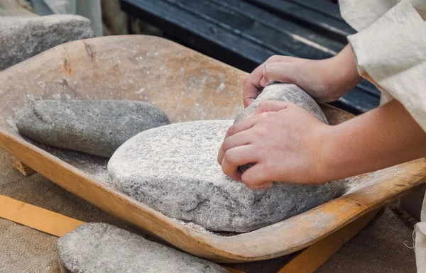 Making flour in a traditional way for the Neolithic era — Stock Photo, Image