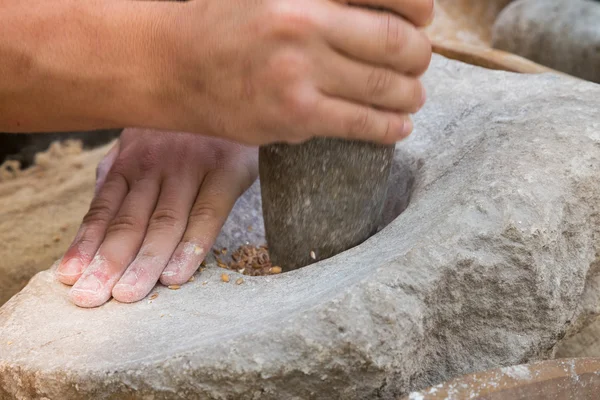 Fazendo farinha de uma forma tradicional para a era neolítica — Fotografia de Stock