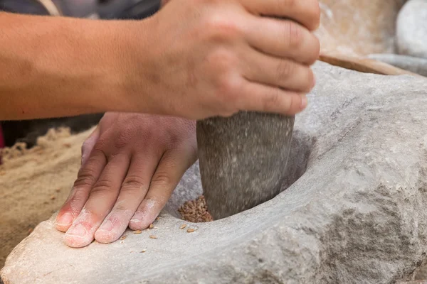 Making flour in a traditional way for the Neolithic era — Stock Photo, Image