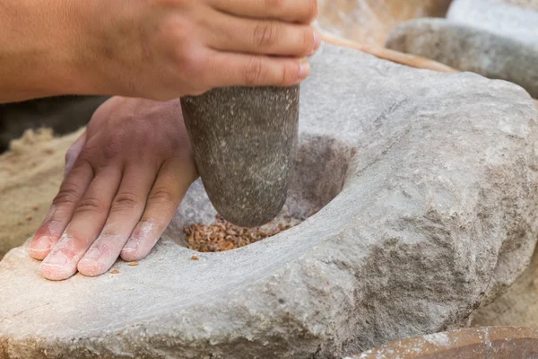 Making flour in a traditional way for the Neolithic era — Stock Photo, Image