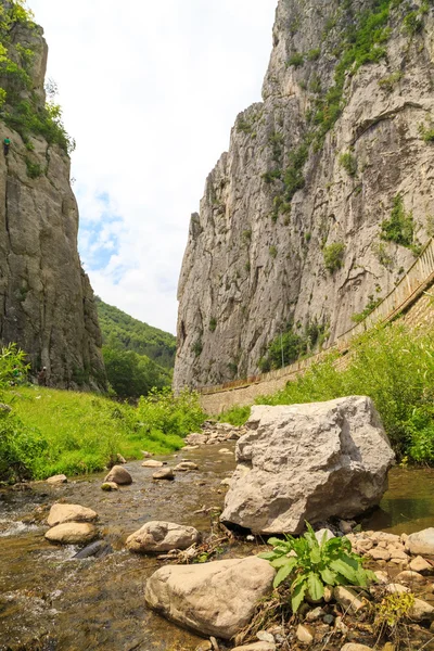 "Vratzata "-vackra bergspass i Balkan bergen, Bulga — Stockfoto