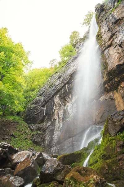 Piedra de pino (Borov Kamak) cascada en las montañas de los Balcanes, Bulgaria — Foto de Stock