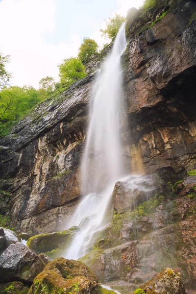 Piedra de pino (Borov Kamak) cascada en las montañas de los Balcanes, Bulgaria — Foto de Stock