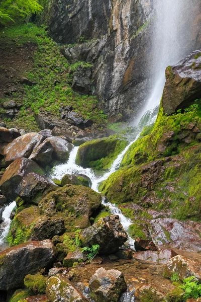 Hermosa cascada en las montañas balcánicas, Bulgaria — Foto de Stock