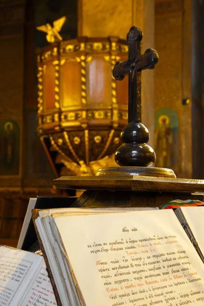 İncil'i ve ahşap çapraz