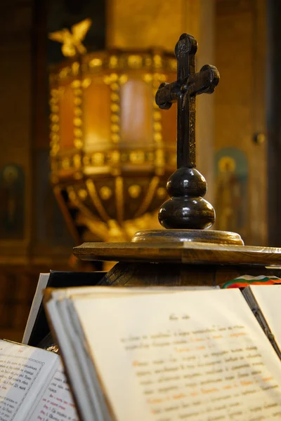 Evangile et croix en bois — Photo