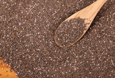 Tahta kaşık ile Chia tohum
