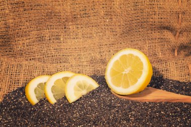 Chia tohum limon dilimleri ile