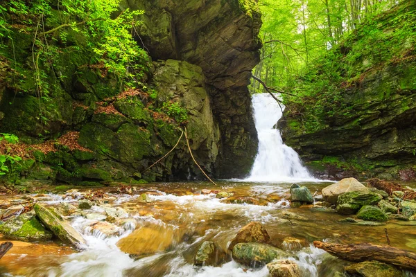 La cascada de agua blanca en las montañas de los Balcanes, Bulgaria — Foto de Stock