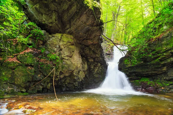 La cascata d'acqua bianca nelle montagne dei Balcani, Bulgaria — Foto Stock