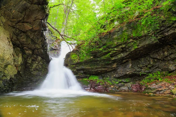 La cascada de agua blanca en las montañas de los Balcanes, Bulgaria — Foto de Stock