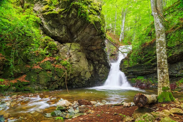 La cascata d'acqua bianca nelle montagne dei Balcani, Bulgaria — Foto Stock