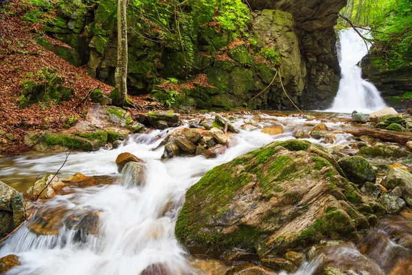 La cascata d'acqua bianca nelle montagne dei Balcani, Bulgaria — Foto Stock
