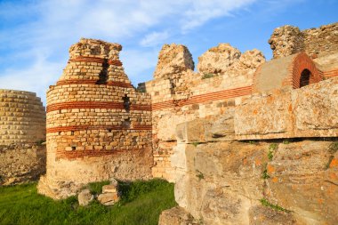 Şehirde eski Nessebar, Bulgaristan yıkık duvarlar.