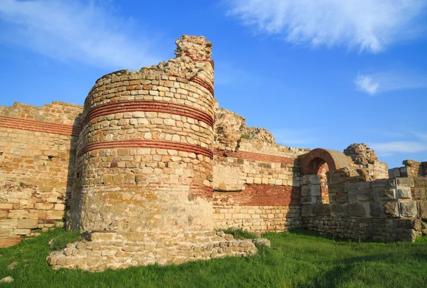 Zerstörte Mauern rund um die alte Stadt Nessebar, Bulgarien — Stockfoto