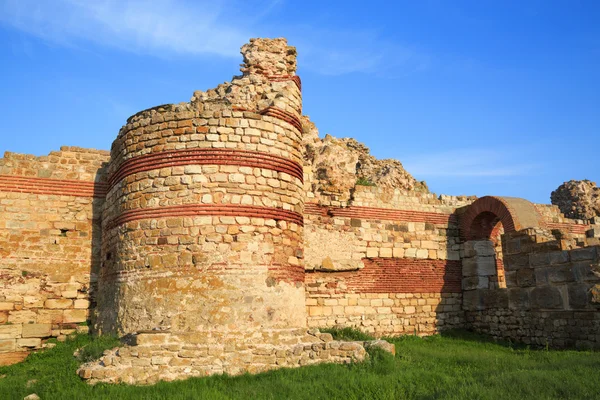 Ødelagte mure omkring den gamle Nessebar by, Bulgarien . - Stock-foto