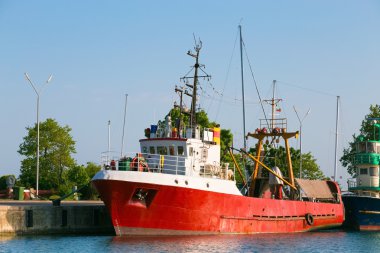 Kırmızı ticari balıkçı teknesi