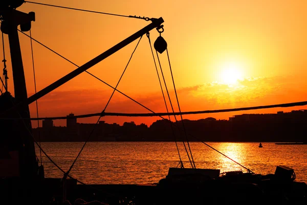 Silhouette des équipements de pêche détails dans un bateau — Photo