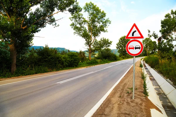 Hiçbir sollamak ve three-cornered sağ oturum açmak