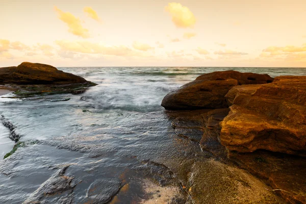 Hermoso paisaje marino al atardecer — Foto de Stock