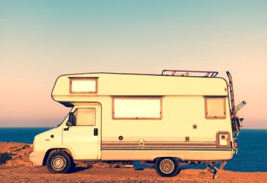 Gün batımında sahil kamp