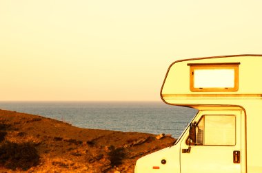 Gün batımında sahil üzerinde kamp parçası