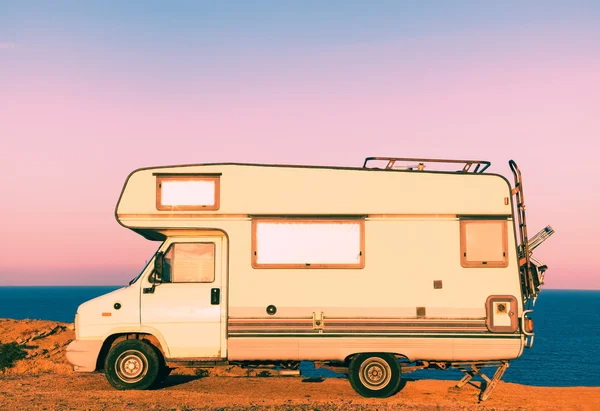 Camper en la orilla del mar al atardecer —  Fotos de Stock