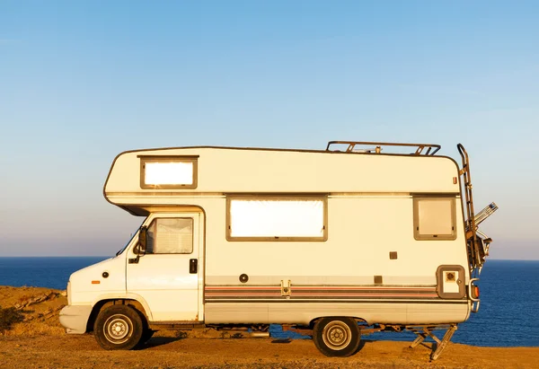 Camper am Strand bei Sonnenuntergang — Stockfoto