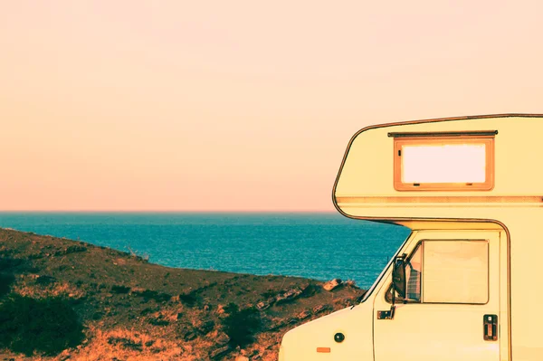 Gün batımında sahil üzerinde kamp parçası