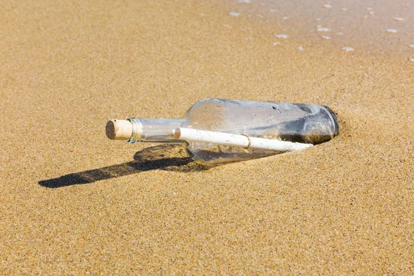 Flaschenpost am Strand — Stockfoto