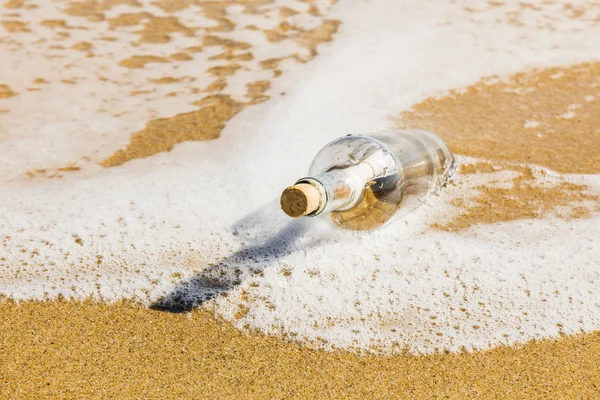 Mensagem em garrafa na praia — Fotografia de Stock