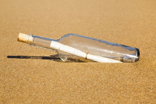 Flaschenpost am Strand — Stockfoto