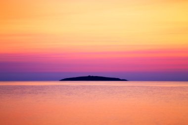 Güneş doğarken, Bulgaristan Saint Ivan Adası'na görüntülemek