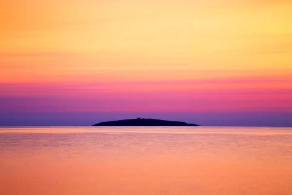 Güneş doğarken, Bulgaristan Saint Ivan Adası'na görüntülemek — Stok fotoğraf