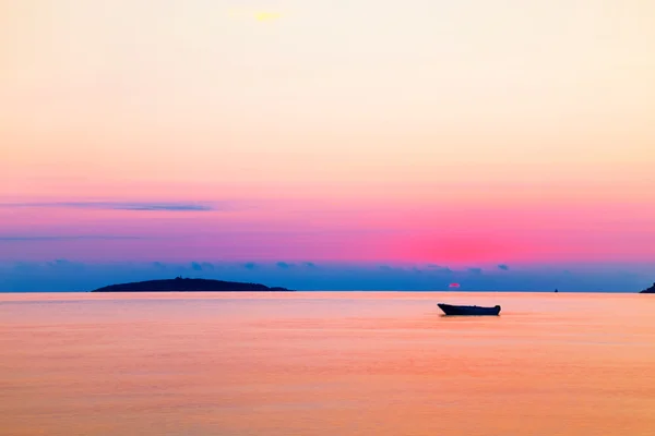 Güneş doğarken, Bulgaristan Saint Ivan Adası'na görüntülemek — Stok fotoğraf