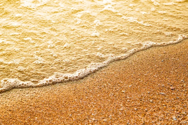 Sunrise adlı bir kum plajı üzerinde güzel dalgalanma — Stok fotoğraf