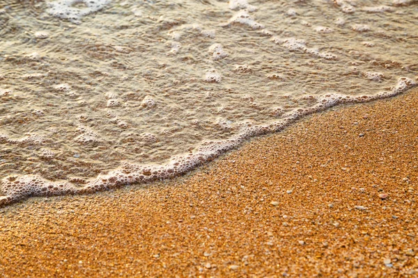 Sunrise adlı bir kum plajı üzerinde güzel dalgalanma — Stok fotoğraf